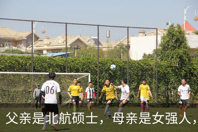 父亲是北航硕士，母亲是女强人，他从小学武术，如今搭档肖战火了